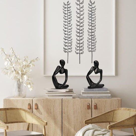 deux Sculptures forme humain sur livre