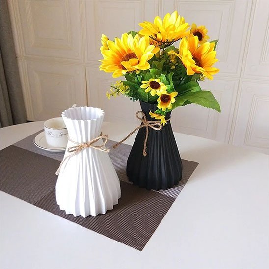 deux vase blanc noir fleur jaune