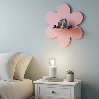 Etagere bois rose sur mur bleu