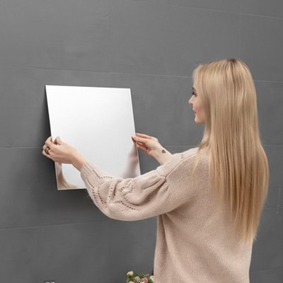 femme posant miroir autocollant