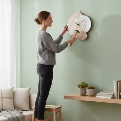 femme pose Horloge murale avec marteau