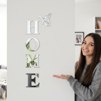 Fille montrant miroir autocollant main gauche