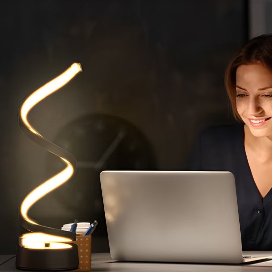 Homme sur ordinateur avec Lampe de table 