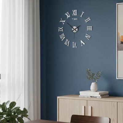 Horloge murale numérique sur mur bleu