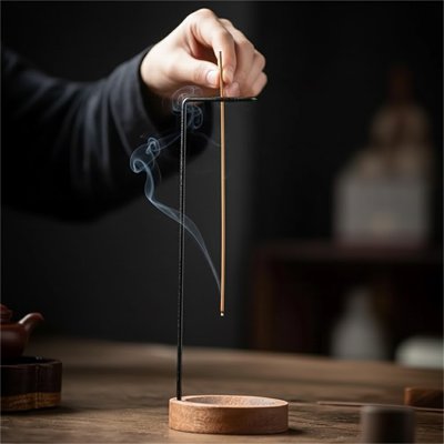 Porte encens tenu par la main