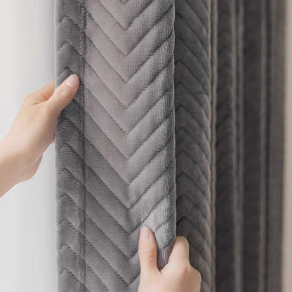 Détail texture rideau pour salon moderne gris motif chevrons