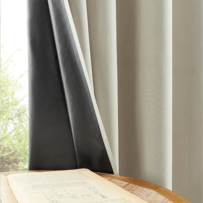rideau occultant ouvert vue table livre