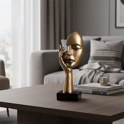 Sculpture contemporaine or sur table basse