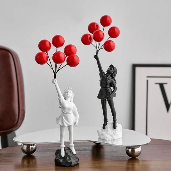 sculpture-deux-fillette-blanc-noir-ballon-rouge-bureau