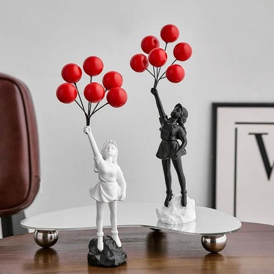 sculpture-deux-fillette-blanc-noir-ballon-rouge-bureau