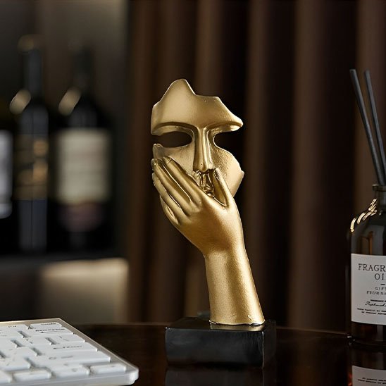 sculpture visage main sur bouche