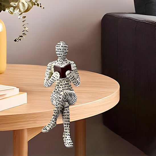 sculptures forme humaine apparence papier sur table