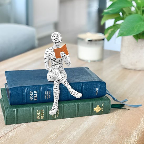 sculptures forme humaine papier assis livre