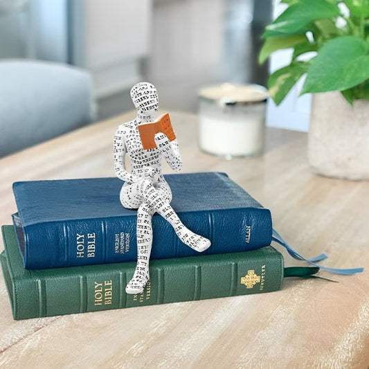 sculptures forme humaine papier assis livre