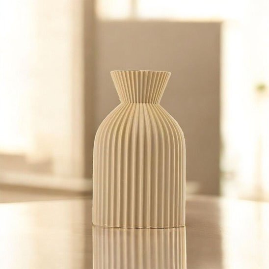 Vase beige sur table