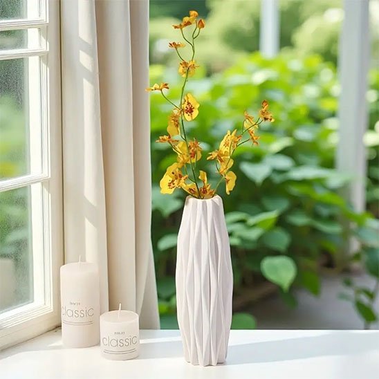Vase fleur jaune fenetre