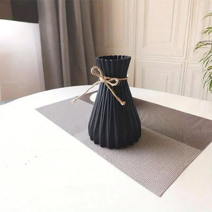 Vase noir sur table